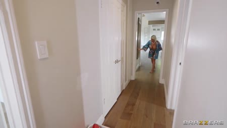 Молодой футболист классно жарит двух похотливых блондинок