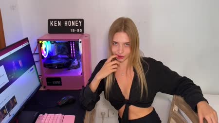 Чувак уболтал свою девушку поснимать домашнее порно