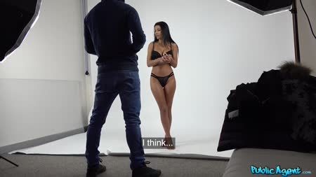 Чел развел девушку с улицы на порнушный кастинг