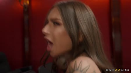 Отвязные бабенки решили прокатиться на крепком стволе