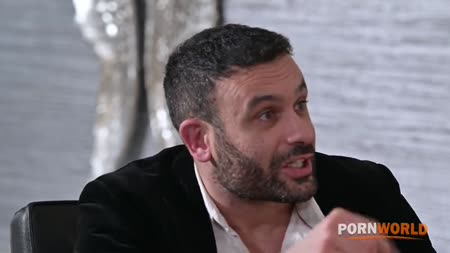 Блондинка сама соблазнила деловых партнеров на двойное проникновение