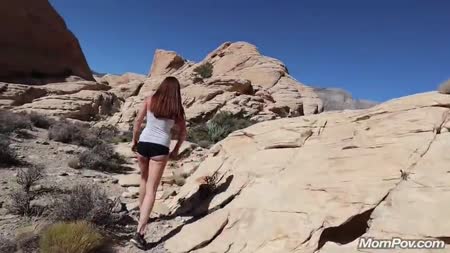 Подтянутая милфа устроила смачный трах прямо на прогулке