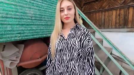 Симпотная хозяйка согласна расплатиться натурой