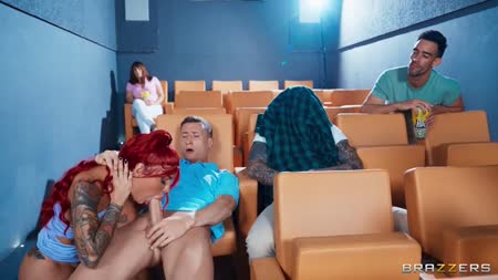 Сисястая шлюшка трахнулась с парнем в кинотеатре