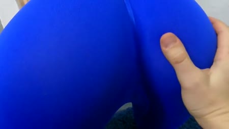 Мачеха щеголяет по дому в лосинах и спортивном топе